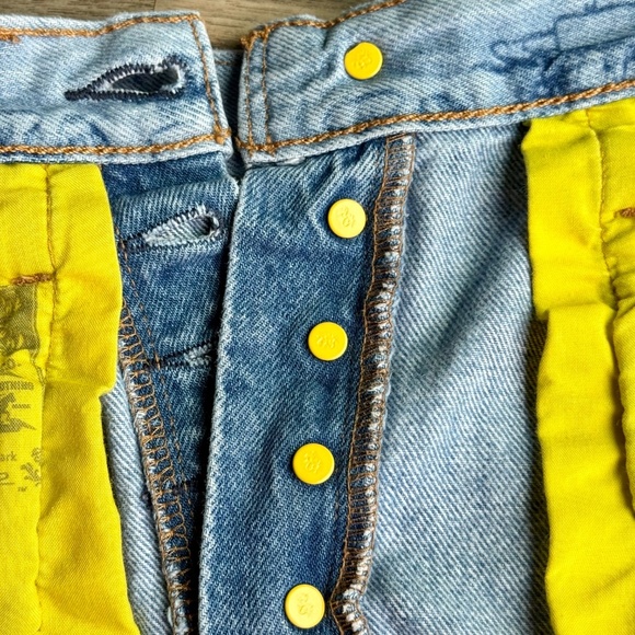 Levi’s x Peanuts Snoopy Print High-Rise Cutoff Denim Shorts Size W26 - Picture 10 of 16